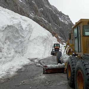 Köy yolunda kar küreme çalışmasında çığ düştü, iş makinesi operatörü son anda kurtuldu