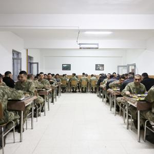 Mardin Valisi Tuncay Akkoyun, Suriye sınırında görevli askerlerle iftar yaptı
