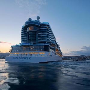 Sun Princess isimli kruvaziyer gemisi Kuşadasına 4 bin 110 turist getirdi