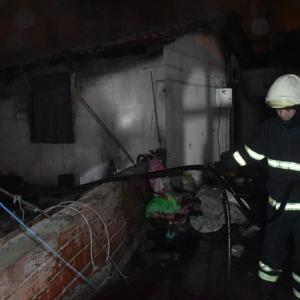 Tek katlı evde çıkan yangın söndürüldü
