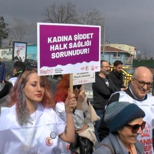 İstanbulda bir grup sağlık çalışanı, Büyük Hekim Yürüyüşü düzenledi
