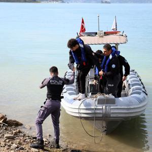 Deniz bisikleti ile göle açılıp, mahsur kalan gençleri su altı polisi kurtardı