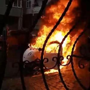 İstanbul - Sultanbeylide park halindeki elektrikli araç alev alev yandı
