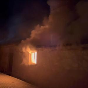 Tek katlı evde çıkan yangında 2 kişi dumandan etkilendi