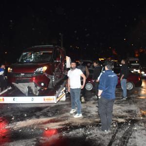 İzmirde iki otomobil çarpıştı: 3 yaralı
