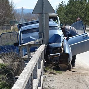 Köprü korkuluklarına çarpan otomobilin sürücüsü yaralandı