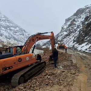 Çığ nedeniyle kapalı olan Çatak-Pervari yolu açıldı