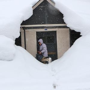 Karlıova’da 25 köy yolu kapandı, tek katlı evler kara gömüldü