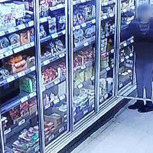 Esenyurt’ta marketten hırsızlık yaparken çalışana yakalandı