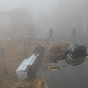 Mardinde yol çöktü; park halindeki araçlar tarihi evin avlusuna düştü