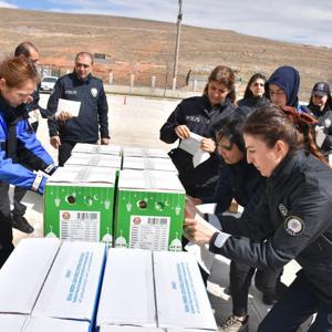 Kırşehirde polis ekiplerinden muhtaç ailelere gıda yardımı
