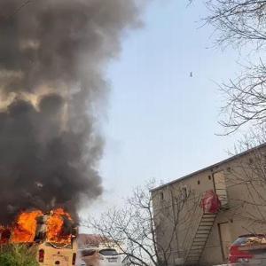 Beyoğlunda sigara izmaritinin neden olduğu yangında 4 araç alev alev yandı