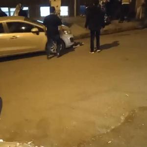 Sultangazide sokak ortasında komşular arasında sopalı kavgası