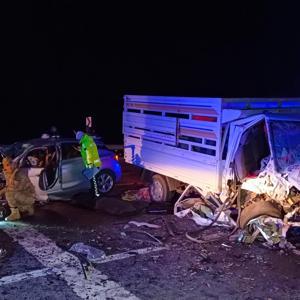 Bingölde otomobil ile kamyonet çarpıştı: 3 ölü, 4 yaralı