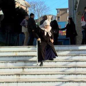 Yaşlı ve engelliler oy kullanmak için merdivenleri aştı