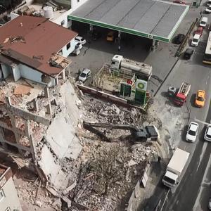 Esenlerde kontrollü yıkım sırasında bina çöktü
