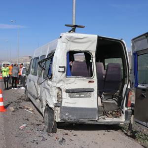 Kayseride kamyon, servis minibüslerine çarptı: 1i ağır, 10 işçi yaralı