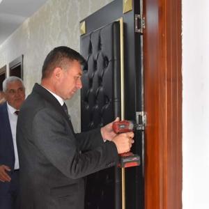 Karaisalı Belediye Başkanı Şimşek, makam odasının kapısını söktü