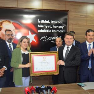 Aksaray Belediye Başkanı Dinçer, mazbatasını aldı