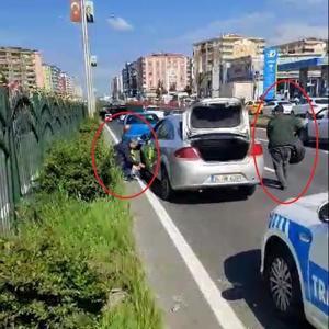 Diyarbakır’da lastiği patlayan sürücünün yardımına trafik polisleri yetişti