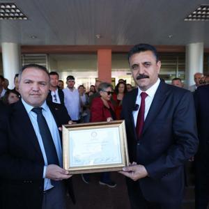 Dikili Belediye Başkanı Adil Kırgöz mazbatasını aldı