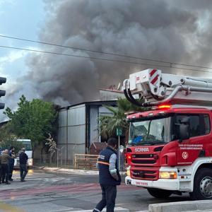 Son dakika... İzmirde plastik fabrikasında yangın