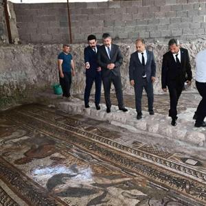 Osmaniye Valisi Dr. Erdinç Yılmaz, Kadirlide taban mozaiklerini inceledi