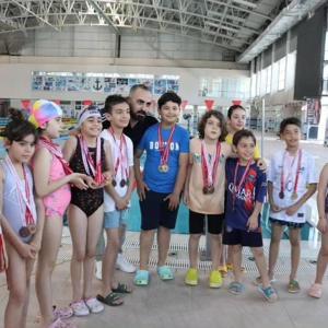 Osmaniye’de minik yüzücülere kupa ve madalya