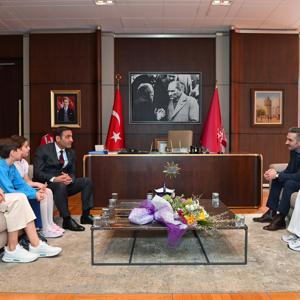 Beyoğlu Belediyesi başkanlık koltuğuna 10 yaşındaki Elif oturdu
