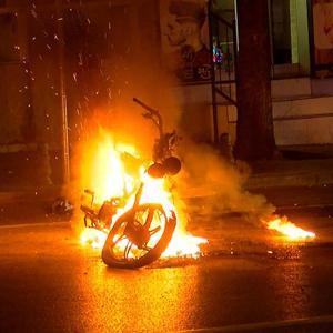 Polislere kızıp motosikletini yaktı