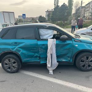 Sivas’ta cip ile hafif ticari araç çarpıştı: 2 yaralı