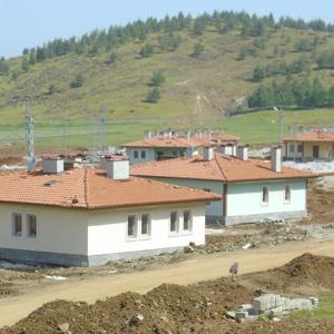 İslahiyede depremzedeler için köy tipi afet evlerinin yapımı sürüyor