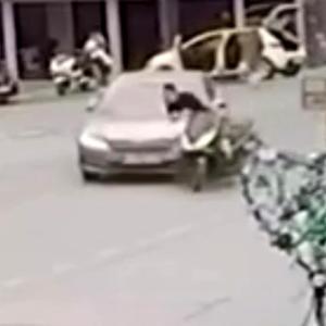 Otomobille çarpışan motosikletin sürücüsü metrelerce sürüklendi