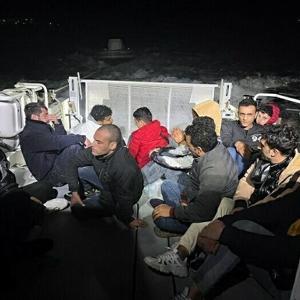 Bodrumda 17 kaçak göçmen ile 1 göçmen kaçakçısı şüphelisi yakalandı