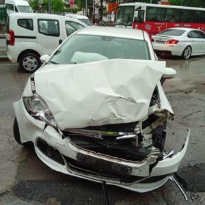 Amasya’da minibüs ile otomobil çarpıştı; 3 yaralı