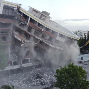 Adıyamanda ağır hasarlı binaların yıkımı sürüyor