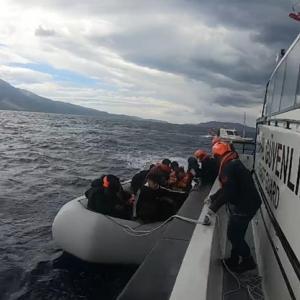 Kuşadası’nda Yunan unsurlarında geri itilen 15 kaçak göçmen kurtarıldı