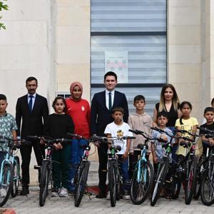 Derikte 73 öğrenciye bisiklet hediye edildi