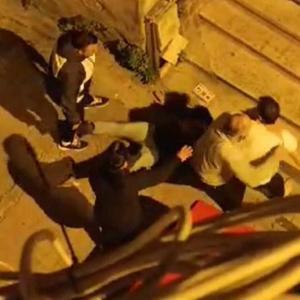 İstanbulda park kavgası: Tekmeler havada uçuştu, kadın sopayla saldırdı
