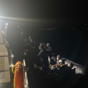 Çanakkalede lastik bottaki 11’i çocuk 32 kaçak göçmen kurtarıldı