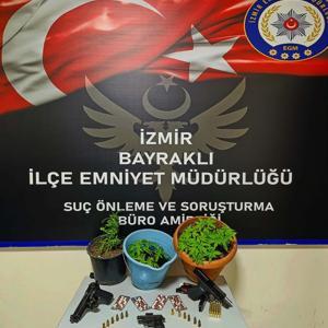 İzmirde evinde silah ve uyuşturucuyla yakalanan şüpheli gözaltına alındı