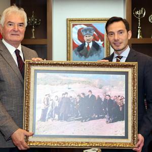 Başkan Yazıcıoğlu, Vali babasının 39 yıllık fotoğrafını odasına astı