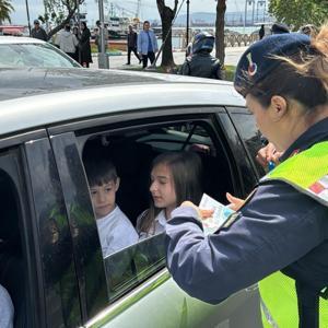 Tekirdağda trafik uygulamasında çocuklara kitap hediye edildi