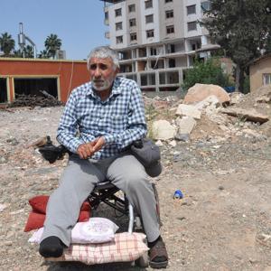 Enkazdan yaralı kurtarılan depremzede, hediye edilen akülü sandalyeye dışarı çıktı