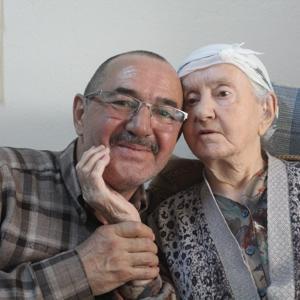 61 yaşındaki emekli öğretmen, 87 yaşındaki engelli annesine bakıyor