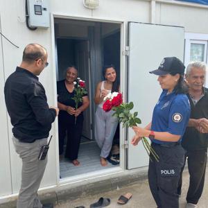 Polisten konteynerlerde Anneler Günü sürprizi