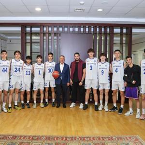 Sultangazi Belediyesi U18 Erkek Basketbol Takımı’ndan Başkan Dursun’a ziyaret