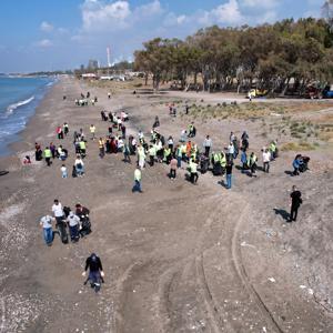 Caretta carettaların yuvalandığı Kazanlı Sahili temizlendi