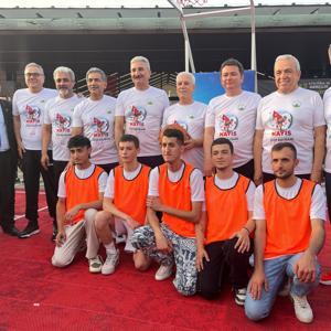 Bursada belediye başkanları, gençlerle basketbol oynadı