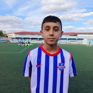Futbolda dünya yıldızı olma hayali kuran Buğra, her gün 110 kilometre yol kat ediyor